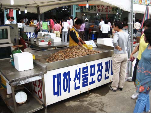 백사장항 어시장 풍경. 많은 해산물들이 여행객을 반갑니다. 